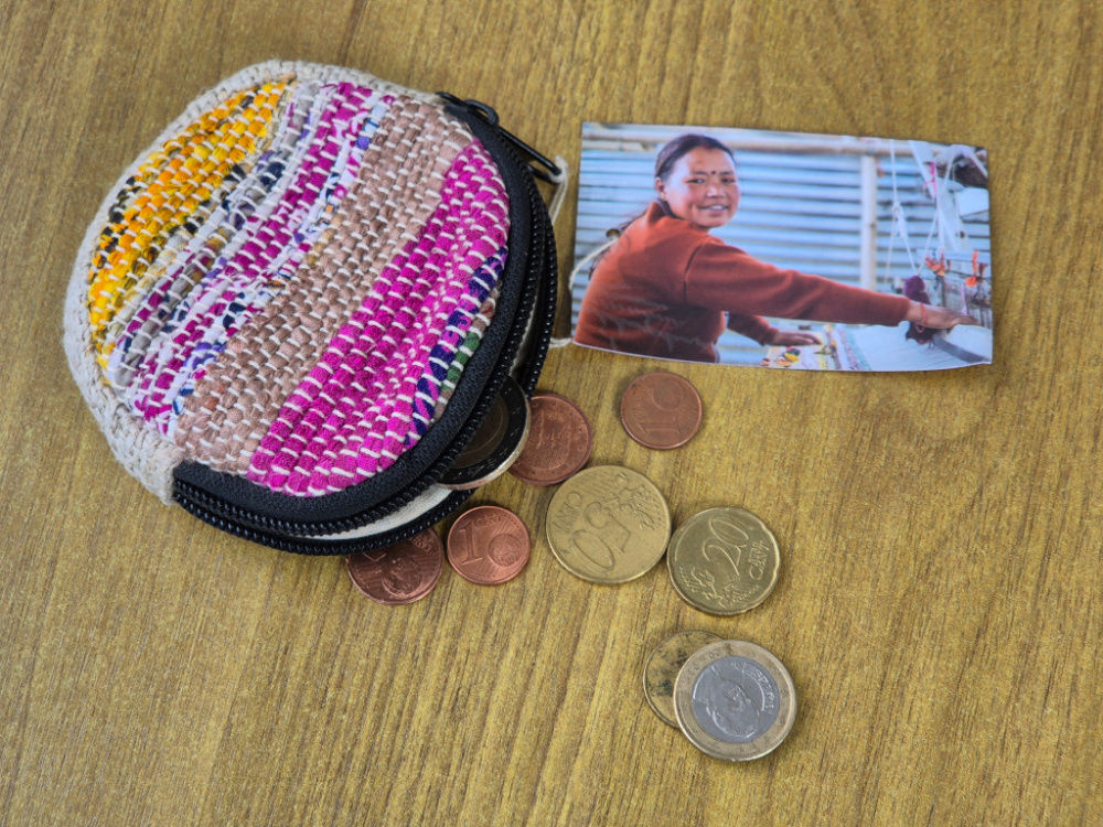 Preview: Runder Münzbeutel aus recyceltem Sari & Hanf | Zufallsausführung | LWH, Nepal